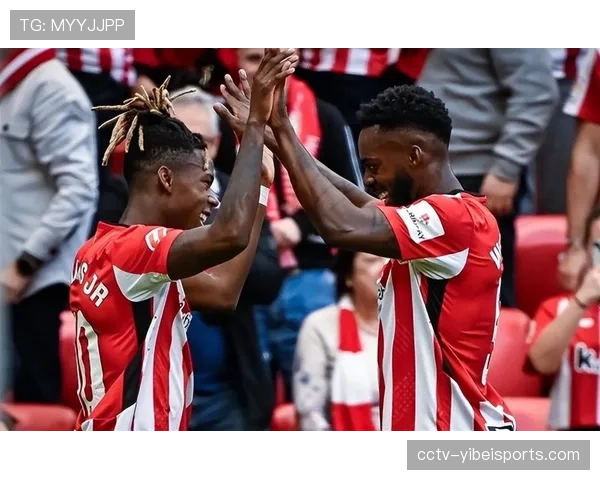 转播画面捕捉到，毕尔巴鄂竞技主帅在场边手持平板，实时查看球员防守跑动热图